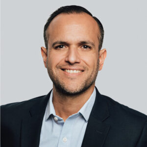 Profesional con amplia experiencia en Building Science y desarrollo inmobiliario, reconocido por su visión estratégica en el sector premium. Su imagen transmite confianza y profesionalismo: cabello oscuro cuidadosamente peinado, barba perfectamente recortada y un estilo elegante compuesto por blazer azul marino y camisa celeste. Este perfil representa un referente para inversionistas y compradores que buscan el máximo nivel de excelencia, integrando conocimientos técnicos avanzados con una sensibilidad única para identificar oportunidades de alto valor en bienes raíces exclusivos.