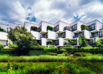 Exclusivo edificio residencial de arquitectura moderna, caracterizado por su elegante fachada blanca y atractivos balcones geométricos que integran vegetación y plantas, creando un entorno natural dentro del espacio privado. Este desarrollo inmobiliario premium cuenta con certificación LEED, garantizando altos estándares de eficiencia energética y sostenibilidad. Rodeado de jardines exuberantes y amplias áreas verdes, la propiedad destaca como una oportunidad incomparable para inversionistas o compradores que valoran el diseño contemporáneo, la exclusividad y el compromiso ambiental en una ubicación privilegiada.