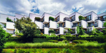 Exclusivo edificio residencial de arquitectura moderna, caracterizado por su elegante fachada blanca y atractivos balcones geométricos que integran vegetación y plantas, creando un entorno natural dentro del espacio privado. Este desarrollo inmobiliario premium cuenta con certificación LEED, garantizando altos estándares de eficiencia energética y sostenibilidad. Rodeado de jardines exuberantes y amplias áreas verdes, la propiedad destaca como una oportunidad incomparable para inversionistas o compradores que valoran el diseño contemporáneo, la exclusividad y el compromiso ambiental en una ubicación privilegiada.