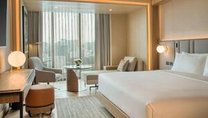 Exclusiva suite hotelera en Lima, Perú, que ofrece una impresionante vista panorámica de la ciudad desde sus ventanas de piso a techo. Este elegante espacio se distingue por una amplia cama king size, dos cómodos sillones y una mesa auxiliar ideal para reuniones privadas o momentos de relajación. La iluminación ambiental y la paleta de colores neutros acentúan el diseño contemporáneo y sofisticado del ambiente. Ubicada en uno de los hoteles IHG de lujo más reconocidos del sector, esta propiedad garantiza el máximo nivel de confort y servicios premium para inversionistas o compradores con estándares exigentes.