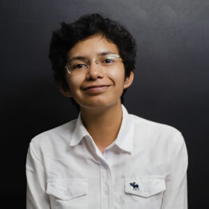 Una persona de cabello oscuro y corto, con gafas y camisa blanca, se presenta frente a un fondo sobrio. Su porte transmite la seriedad y sofisticación características del sector inmobiliario premium de Monterrey, alineado con los altos estándares profesionales que demandan los mercados de nearshoring y logística. Esta imagen refleja el compromiso, discreción y excelencia esperados por inversores y compradores selectos que buscan oportunidades exclusivas en entornos estratégicos para el crecimiento patrimonial.