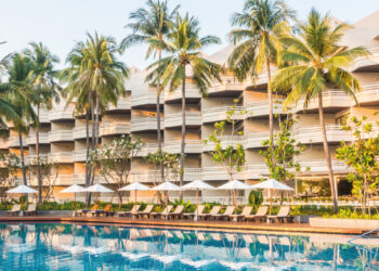 Una piscina exclusiva, rodeada de elegantes tumbonas y sombrillas, se ubica frente a un hotel de varios niveles rodeado de palmeras y exuberantes jardines. Esta propiedad premium encarna el cómodo estilo de vida de Los Cabos, fusionando lujo, privacidad y un entorno natural incomparable; una oportunidad excepcional para inversores o compradores que buscan acceder al dinámico mercado inmobiliario turístico de alta gama.