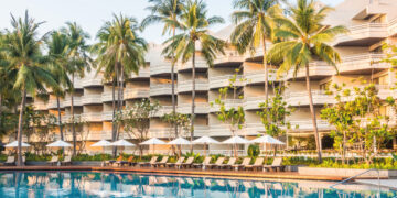 Una piscina exclusiva, rodeada de elegantes tumbonas y sombrillas, se ubica frente a un hotel de varios niveles rodeado de palmeras y exuberantes jardines. Esta propiedad premium encarna el cómodo estilo de vida de Los Cabos, fusionando lujo, privacidad y un entorno natural incomparable; una oportunidad excepcional para inversores o compradores que buscan acceder al dinámico mercado inmobiliario turístico de alta gama.