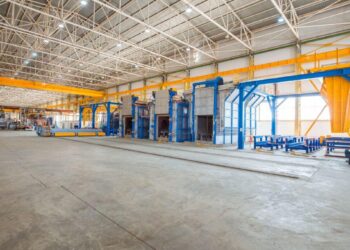 Espaciosa nave industrial de alto nivel ubicada en el corazón del mercado industrial de CDMX. Esta propiedad destaca por su impecable estado, techos altos y robusta estructura con vigas de acero, lo que garantiza una sólida durabilidad y flexibilidad para múltiples operaciones. Equipado con maquinaria pesada de última generación, cuidadosamente alineada a lo largo del muro principal en tonos azul y amarillo, este espacio ofrece un entorno eficiente y optimizado para industrias exigentes. La iluminación natural abundante, complementada con sistemas artificiales estratégicamente instalados, asegura un ambiente de trabajo óptimo en todo momento. Una oportunidad exclusiva diseñada para inversores o compradores que buscan calidad superior y alto potencial en una ubicación privilegiada del sector inmobiliario premium.