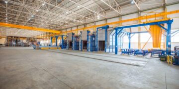 Espaciosa nave industrial de alto nivel ubicada en el corazón del mercado industrial de CDMX. Esta propiedad destaca por su impecable estado, techos altos y robusta estructura con vigas de acero, lo que garantiza una sólida durabilidad y flexibilidad para múltiples operaciones. Equipado con maquinaria pesada de última generación, cuidadosamente alineada a lo largo del muro principal en tonos azul y amarillo, este espacio ofrece un entorno eficiente y optimizado para industrias exigentes. La iluminación natural abundante, complementada con sistemas artificiales estratégicamente instalados, asegura un ambiente de trabajo óptimo en todo momento. Una oportunidad exclusiva diseñada para inversores o compradores que buscan calidad superior y alto potencial en una ubicación privilegiada del sector inmobiliario premium.