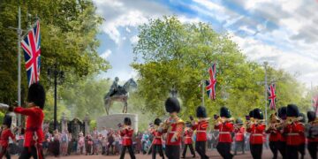 Una impecable guardia de honor desfila en uniformes rojos y sombreros de piel de oso a lo largo de una avenida arbolada engalanada con banderas Union Jack, creando un espectáculo emblemático que realza el entorno. En las cercanías, el prestigioso Monumento a la Reina Isabel II y la majestuosa estatua ecuestre aportan un aura histórica y distinción al área. Esta excepcional ubicación no solo ofrece un vibrante ambiente cultural para sus residentes e inversionistas, sino que también representa una oportunidad única para formar parte de una de las zonas más exclusivas y codiciadas del sector inmobiliario premium.