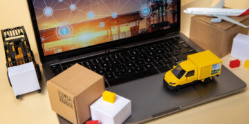 Una laptop exhibe un sofisticado diagrama de red logística en pantalla, rodeada de modelos representativos de cajas, montacargas, camión y avión. Esta composición ilustra con precisión la integración eficiente de soluciones logísticas avanzadas y conceptos clave como el nearshoring en Monterrey. Un enfoque estratégico que potencia la optimización operativa y asegura flujos de suministro ágiles-atributos esenciales para invertir o adquirir activos inmobiliarios premium dirigidos a empresas globales que exigen máxima eficiencia y conectividad en uno de los hubs industriales más dinámicos del país.
