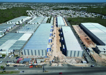 Vista aérea de un parque industrial en desarrollo en Mérida, conformado por amplias naves de última generación y equipamiento especializado, ideal para implementar soluciones logísticas Nexa Última Milla. El entorno cuenta además con bodegas adicionales y zonas residenciales consolidadas, lo que refuerza el potencial estratégico del proyecto. Una oportunidad única para inversionistas que buscan activos premium con alta proyección de crecimiento y una ubicación privilegiada dentro del corredor industrial más dinámico de la región.