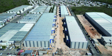 Vista aérea de un parque industrial en desarrollo en Mérida, conformado por amplias naves de última generación y equipamiento especializado, ideal para implementar soluciones logísticas Nexa Última Milla. El entorno cuenta además con bodegas adicionales y zonas residenciales consolidadas, lo que refuerza el potencial estratégico del proyecto. Una oportunidad única para inversionistas que buscan activos premium con alta proyección de crecimiento y una ubicación privilegiada dentro del corredor industrial más dinámico de la región.