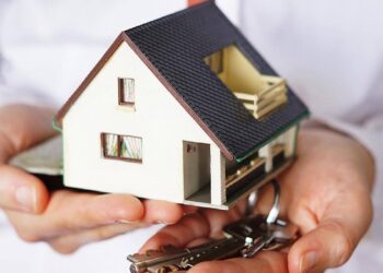 Un ejecutivo con camisa blanca sostiene una elegante maqueta de vivienda en una mano y, en la otra, un juego de llaves. Esta imagen simboliza la oportunidad de acceso a propiedades exclusivas en México, resaltando conceptos clave como patrimonio, inversión inteligente y adquisición inmobiliaria de alto nivel. Ideal para compradores exigentes e inversionistas que buscan calidad, seguridad y potencial de plusvalía en el sector premium del mercado residencial.