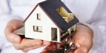 Un ejecutivo con camisa blanca sostiene una elegante maqueta de vivienda en una mano y, en la otra, un juego de llaves. Esta imagen simboliza la oportunidad de acceso a propiedades exclusivas en México, resaltando conceptos clave como patrimonio, inversión inteligente y adquisición inmobiliaria de alto nivel. Ideal para compradores exigentes e inversionistas que buscan calidad, seguridad y potencial de plusvalía en el sector premium del mercado residencial.