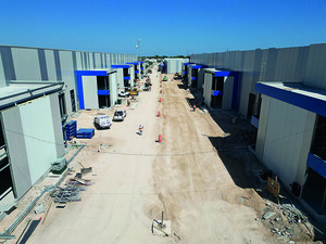 En Mérida, una amplia vialidad conecta dos filas de imponentes naves industriales en el proceso de construcción. El desarrollo cuenta con infraestructura moderna y la operación eficiente de vehículos Nexa Last Mile, personal especializado y equipamiento avanzado; factores que garantizan una logística integral bajo un entorno ordenado y seguro. Esta oportunidad representa una propuesta estratégica para inversores o compradores que buscan activos industriales premium con alto potencial de rentabilidad.