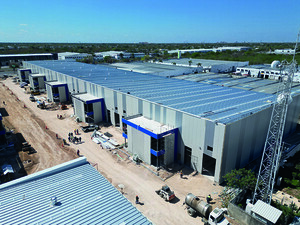 Vista aérea de un destacado complejo industrial en desarrollo en Mérida. Esta moderna propiedad, diseñada para satisfacer las más altas exigencias del sector logístico, será sede operativa de Nexa Last Mile y se ubica estratégicamente en una consolidada zona industrial. El proyecto incorpora avanzadas soluciones constructivas, como tecnología metálica de última generación y amplias áreas multifuncionales, garantizando eficiencia operativa e integración logística total. Espacios adaptados para maniobra vehicular, equipamiento especializado y operación continua hacen de esta inversión una oportunidad excepcional para quienes buscan seguridad patrimonial y potencial de rendimiento superior dentro del mercado inmobiliario premium.