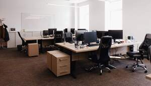 Oficina de diseño moderno y concepto abierto, equipada con escritorios amplios, monitores de última generación y mobiliario ergonómico. Los espacios despejados y la entrada abundante de luz natural a través de ventanas de gran formato realzan el ambiente laboral, favoreciendo la productividad y el bienestar. Esta propiedad destaca como una oportunidad estratégica dentro del segmento premium ante la recuperación proyectada del mercado corporativo en México para 2025, ofreciendo infraestructura lista para operaciones inmediatas e ideal para inversionistas o empresas que buscan ubicarse en ubicaciones exclusivas.