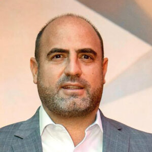 Ejecutivo de trayectoria consolidada en el sector inmobiliario premium, especializado en el desarrollo y gestión de proyectos exclusivos frente al mar. Su presencia transmite confianza, experiencia y un enfoque resolutivo ante los desafíos más exigentes. Con estilo impecable y visión estratégica, representa la excelencia que buscan inversores y compradores selectos en propiedades de alto valor.