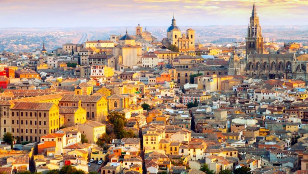 Descubra una panorámica excepcional de la emblemática ciudad de Guadalajara, donde la arquitectura histórica se fusiona con elegantes tejados y majestuosas iglesias y torres, todo enmarcado por un atardecer inolvidable. Este exclusivo entorno urbano representa una oportunidad inigualable para inversores y compradores exigentes que buscan establecerse en una de las zonas más distinguidas y vibrantes del sector inmobiliario premium.