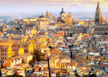 Descubra una panorámica excepcional de la emblemática ciudad de Guadalajara, donde la arquitectura histórica se fusiona con elegantes tejados y majestuosas iglesias y torres, todo enmarcado por un atardecer inolvidable. Este exclusivo entorno urbano representa una oportunidad inigualable para inversores y compradores exigentes que buscan establecerse en una de las zonas más distinguidas y vibrantes del sector inmobiliario premium.