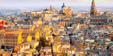 Descubra una panorámica excepcional de la emblemática ciudad de Guadalajara, donde la arquitectura histórica se fusiona con elegantes tejados y majestuosas iglesias y torres, todo enmarcado por un atardecer inolvidable. Este exclusivo entorno urbano representa una oportunidad inigualable para inversores y compradores exigentes que buscan establecerse en una de las zonas más distinguidas y vibrantes del sector inmobiliario premium.