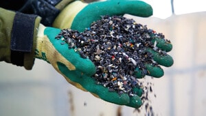 Un profesional sostiene cuidadosamente una selección de fragmentos plásticos clasificados, listos para ser procesados en avanzadas instalaciones de reciclaje en Santa Catarina. Este enfoque innovador refleja el compromiso con la sostenibilidad y la gestión responsable de materiales, valores esenciales en desarrollos inmobiliarios premium que priorizan prácticas ecológicas y soluciones vanguardistas para inversores visionarios y compradores exigentes.