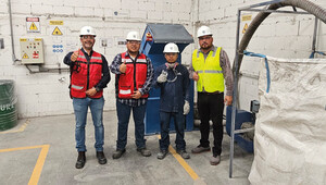 Cuatro profesionales del sector industrial, equipados con cascos y equipo de protección personal, inspeccionan una de las instalaciones de Saint-Gobain en Santa Catarina. Su actitud positiva y profesional refleja el compromiso con los más altos estándares de seguridad y eficiencia operativa. La presencia de moderna maquinaria, señalización robusta en materia de seguridad y sistemas avanzados para gestión ambiental subraya la excelencia del desarrollo. Este tipo de infraestructura es representativa del entorno ideal para inversiones inmobiliarias premium orientadas a clientes exigentes que valoran calidad, sustentabilidad e innovación en cada detalle operacional.