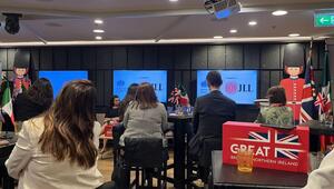 Un selecto grupo de asistentes se reúne frente a un panel especializado en una sala de conferencias de inspiración británica, ambientada con banderas Union Jack y detalles exclusivos. Las pantallas, que exhiben los logotipos de JLL y la Embajada Británica, destacan el enfoque en sostenibilidad dentro del sector inmobiliario premium. Imágenes ilustrativas de la guardia real británica refuerzan la atmósfera distintiva del evento. Esta convocatoria subraya el compromiso con activos inmobiliarios sustentables, un atributo esencial para inversores y compradores que buscan excelencia, valor a largo plazo e innovación responsable en sus inversiones patrimoniales más selectas.