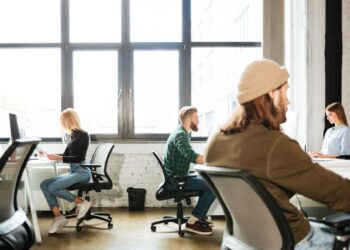 En un entorno de oficina moderno y luminoso, con ventanas de gran formato que realzan la amplitud y el diseño contemporáneo, cuatro profesionales desarrollan sus actividades laborales en la Ciudad de México. Este espacio premium combina comodidad y funcionalidad, ideal para empresas e inversionistas que valoran ambientes inspiradores y productivos. La atmósfera equilibrada entre lo casual y lo profesional evidencia la tendencia actual de retorno a oficinas exclusivas, priorizando la calidad del entorno laboral para equipos dinámicos.