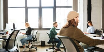 En un entorno de oficina moderno y luminoso, con ventanas de gran formato que realzan la amplitud y el diseño contemporáneo, cuatro profesionales desarrollan sus actividades laborales en la Ciudad de México. Este espacio premium combina comodidad y funcionalidad, ideal para empresas e inversionistas que valoran ambientes inspiradores y productivos. La atmósfera equilibrada entre lo casual y lo profesional evidencia la tendencia actual de retorno a oficinas exclusivas, priorizando la calidad del entorno laboral para equipos dinámicos.