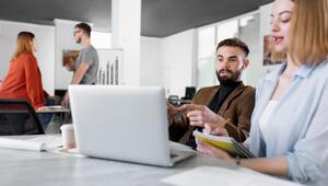 En un entorno de oficinas premium en México, dos profesionales mantienen una reunión estratégica en un escritorio, analizando datos clave desde su laptop y cuaderno. Al fondo, otros ejecutivos conversan e intercambian ideas frente a gráficos de desempeño empresarial, destacando el dinamismo y la eficiencia que caracterizan los espacios corporativos más exclusivos. Esta escena refleja la evolución hacia entornos flexibles y colaborativos, ideales para empresas de vanguardia que exigen instalaciones modernas y adaptadas al regreso presencial. Una oportunidad inmejorable para inversionistas o compañías que buscan consolidarse en ubicaciones privilegiadas del sector inmobiliario premium.