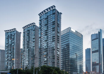 Varias torres residenciales de arquitectura vanguardista se alzan imponentes en el corazón de la ciudad, fusionando modernidad y exclusividad. Sus elegantes fachadas acristaladas capturan la luz del atardecer, proyectando sofisticación y dinamismo urbano. Este desarrollo inmobiliario premium se distingue por su enfoque en la sostenibilidad y el diseño inteligente, integrando vistas panorámicas, iluminación ambiental estratégica y áreas verdes cuidadosamente planificadas. Una oportunidad única para inversores visionarios o compradores que buscan excelencia, ubicación privilegiada y un estilo de vida incomparable en un entorno emblemático.