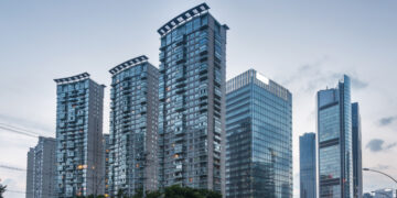 Varias torres residenciales de arquitectura vanguardista se alzan imponentes en el corazón de la ciudad, fusionando modernidad y exclusividad. Sus elegantes fachadas acristaladas capturan la luz del atardecer, proyectando sofisticación y dinamismo urbano. Este desarrollo inmobiliario premium se distingue por su enfoque en la sostenibilidad y el diseño inteligente, integrando vistas panorámicas, iluminación ambiental estratégica y áreas verdes cuidadosamente planificadas. Una oportunidad única para inversores visionarios o compradores que buscan excelencia, ubicación privilegiada y un estilo de vida incomparable en un entorno emblemático.