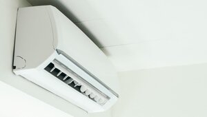 Se ha instalado una unidad de aire acondicionado Trane de pared, en tono blanco, estratégicamente posicionada en la parte alta de una pared clara y techos blancos. Esta solución premium no solo garantiza un ambiente confortable en todo momento, sino que también optimiza la eficiencia energética para maximizar el ahorro en costos operativos. El mantenimiento regular de este equipo asegura un desempeño superior y durabilidad, atributos esenciales para inversores y compradores que valoran el confort exclusivo y la rentabilidad a largo plazo en propiedades inmobiliarias residenciales o comerciales de alto nivel.