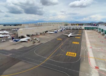 Una vista panorámica de los principales aeropuertos de México revela una infraestructura aeroportuaria moderna, con pistas recientemente renovadas y terminales vanguardistas. Varias aeronaves y vehículos de servicios en tierra denotan una operación eficiente, mientras que modernas pasarelas telescópicas conectan directamente a las instalaciones premium del aeropuerto. Bajo un cielo nublado, el entorno refleja el alto nivel de inversión y continua modernización-indicadores clave para los inversores más exigentes que buscan activos estratégicos en el sector inmobiliario premium.