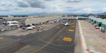 Una vista panorámica de los principales aeropuertos de México revela una infraestructura aeroportuaria moderna, con pistas recientemente renovadas y terminales vanguardistas. Varias aeronaves y vehículos de servicios en tierra denotan una operación eficiente, mientras que modernas pasarelas telescópicas conectan directamente a las instalaciones premium del aeropuerto. Bajo un cielo nublado, el entorno refleja el alto nivel de inversión y continua modernización-indicadores clave para los inversores más exigentes que buscan activos estratégicos en el sector inmobiliario premium.