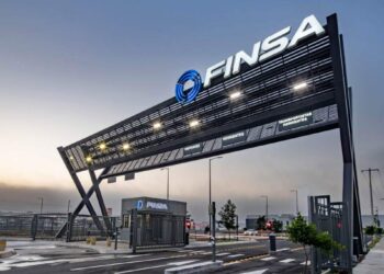 Acceso principal a parque industrial de alta gama, con un imponente letrero negro FINSA iluminado, caseta de seguridad equipada, barreras automáticas y vialidades completamente pavimentadas. Esta infraestructura moderna refleja los más altos estándares inmobiliarios para 2024 y subraya el compromiso con la Certificación LEED, garantizando eficiencia, sostenibilidad y máxima seguridad para inversionistas y compradores que exigen excelencia.