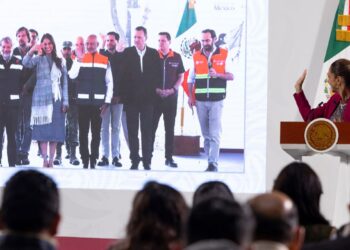 Cuauhtémoc, Ciudad de México, México, 18 de septiembre de 2025. La doctora Claudia Sheinbaum Pardo, presidenta Constitucional de los Estados Unidos Mexicanos en conferencia de prensa matutina, “Conferencia del Pueblo”, en el Salón Tesorería de Palacio Nacional. La acompañan Noemí Juárez Pérez, subsecretaria de Educación Pública, y enlace desde Apaseo el Grande, Guanajuato para dar el bandearazo de inicio de la construcción del tren Querétaro-Irapuato, Joao Parreira, CEO del Grupo Mota-Engil; Libia Dennise García Muñoz Ledo, gobernadora Constitucional del Estado de Guanajuato; Jesús Antonio Esteva Medina, secretario de Infraestructura, Comunicaciones y Transportes; Mauricio Kuri González, gobernador Constitucional del Estado de Querétaro y Andrés Lajous Loaeza, director general de la Agencia Reguladora del Transporte Ferroviario (ARTF). Foto: Presidencia