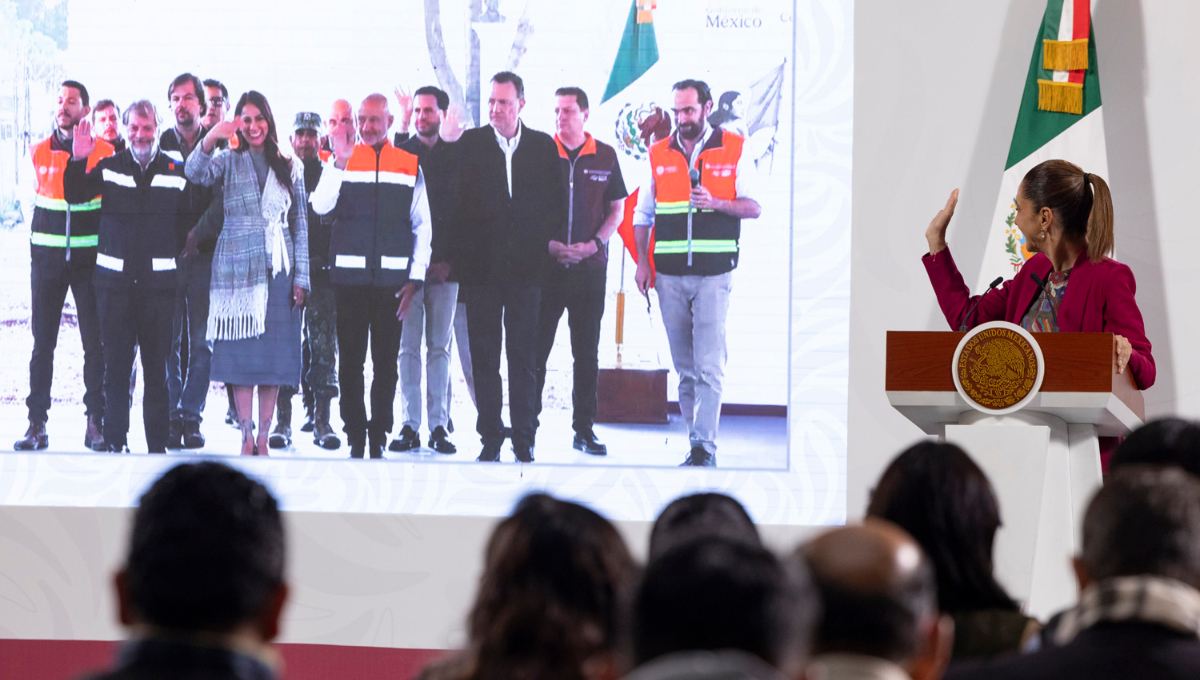 Cuauhtémoc, Ciudad de México, México, 18 de septiembre de 2025. 
La doctora Claudia Sheinbaum Pardo, presidenta Constitucional de los Estados Unidos Mexicanos en conferencia de prensa matutina, “Conferencia del Pueblo”, en el Salón Tesorería de Palacio Nacional. La acompañan Noemí Juárez Pérez, subsecretaria de Educación Pública, y enlace desde Apaseo el Grande, Guanajuato para dar el bandearazo de inicio de la construcción del tren Querétaro-Irapuato, Joao Parreira, CEO del Grupo Mota-Engil; Libia Dennise García Muñoz Ledo, gobernadora Constitucional del Estado de Guanajuato; Jesús Antonio Esteva Medina, secretario de Infraestructura, Comunicaciones y Transportes; Mauricio Kuri González, gobernador Constitucional del Estado de Querétaro y Andrés Lajous Loaeza, director general de la Agencia Reguladora del Transporte Ferroviario (ARTF). 
Foto: Presidencia