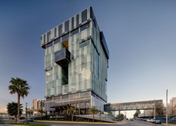 La Torre de Consultorios II amplía el complejo del Hospital Ángeles Chihuahua con un edificio de alta complejidad, orientado a optimizar la operación clínica y a acompañar el crecimiento por etapas del conjunto.