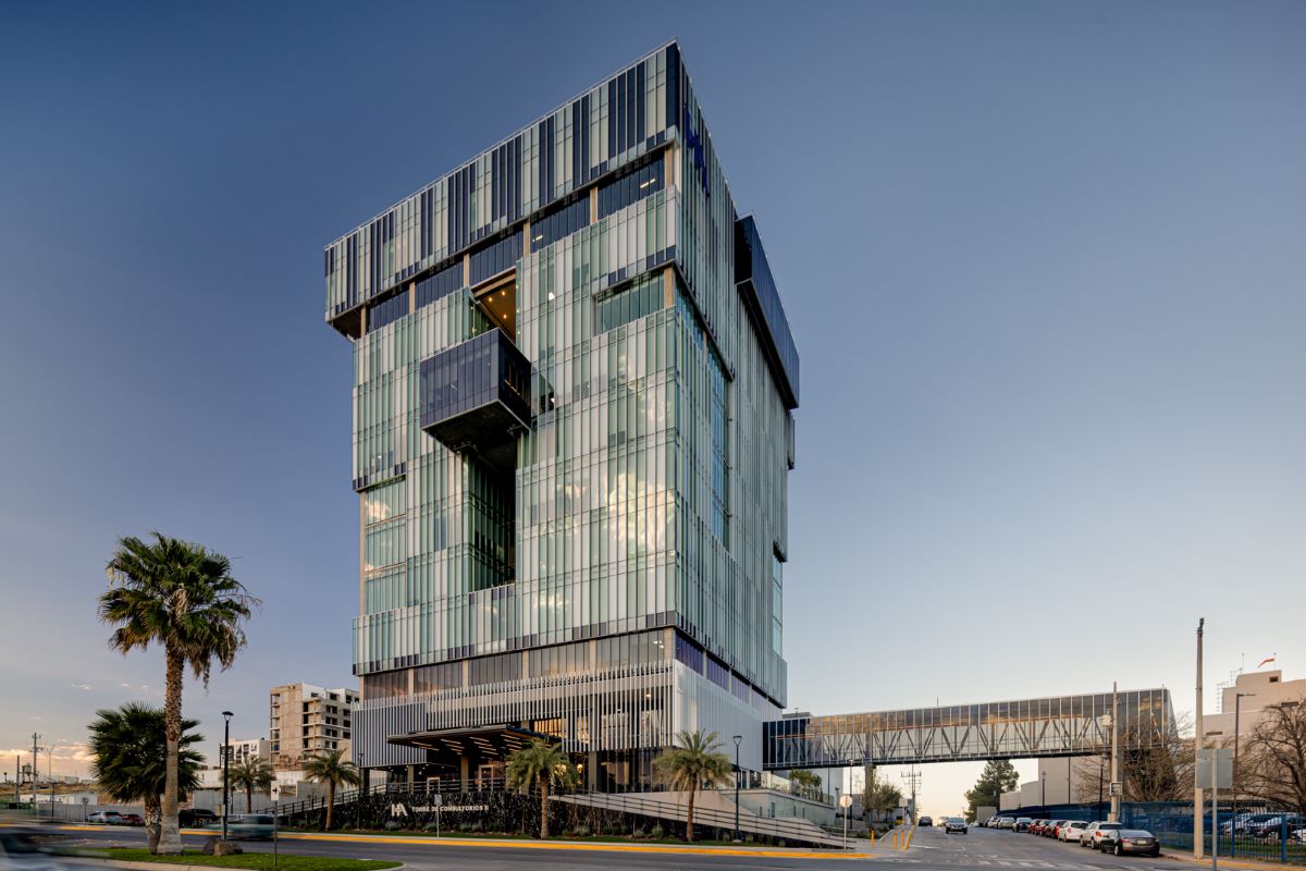 La Torre de Consultorios II amplía el complejo del Hospital Ángeles Chihuahua con un edificio de alta complejidad, orientado a optimizar la operación clínica y a acompañar el crecimiento por etapas del conjunto.