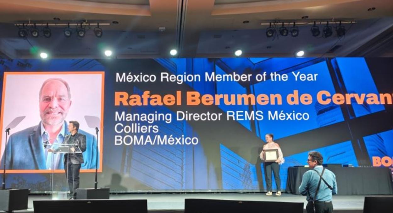 Rafael Berumen recibe premio por parte de BOMA International